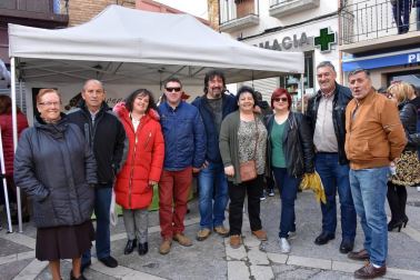 Los ablitenses celebraron del 5 al 7 de abril el veinticinco aniversario de la recuperación del baile del plego a cargo del grupo de danzas mendianike. El amplio programa de actividades tuvo su culmen el domingo con la tradicional representación de este baile popular en la plaza del pueblo. ¡Click! Se acercó a este acto y a la feria de artesanía.