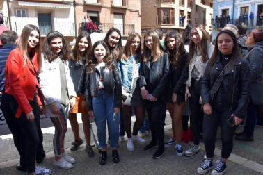 Los ablitenses celebraron del 5 al 7 de abril el veinticinco aniversario de la recuperación del baile del plego a cargo del grupo de danzas mendianike. El amplio programa de actividades tuvo su culmen el domingo con la tradicional representación de este baile popular en la plaza del pueblo. ¡Click! Se acercó a este acto y a la feria de artesanía.