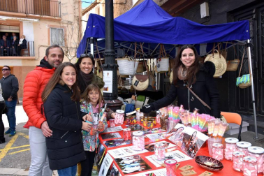 Los ablitenses celebraron del 5 al 7 de abril el veinticinco aniversario de la recuperación del baile del plego a cargo del grupo de danzas mendianike. El amplio programa de actividades tuvo su culmen el domingo con la tradicional representación de este baile popular en la plaza del pueblo. ¡Click! Se acercó a este acto y a la feria de artesanía.