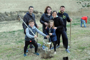 La tarde del sábado 6 de abril, los vecinos de Caparroso se reunieron en el Barranco Salado para participar en una nueva edición del Día del Árbol. Una jornada en la que, además de plantar los nuevos ejemplares, las familias disfrutaron de una merienda. El acto corrió a cargo del consistorio local y la apyma del colegio público.