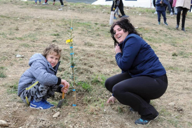 La tarde del sábado 6 de abril, los vecinos de Caparroso se reunieron en el Barranco Salado para participar en una nueva edición del Día del Árbol. Una jornada en la que, además de plantar los nuevos ejemplares, las familias disfrutaron de una merienda. El acto corrió a cargo del consistorio local y la apyma del colegio público.