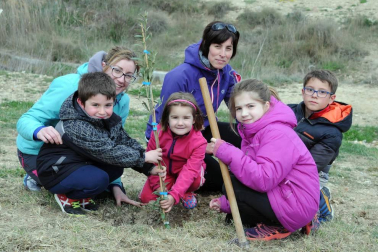 La tarde del sábado 6 de abril, los vecinos de Caparroso se reunieron en el Barranco Salado para participar en una nueva edición del Día del Árbol. Una jornada en la que, además de plantar los nuevos ejemplares, las familias disfrutaron de una merienda. El acto corrió a cargo del consistorio local y la apyma del colegio público.