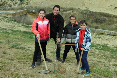 La tarde del sábado 6 de abril, los vecinos de Caparroso se reunieron en el Barranco Salado para participar en una nueva edición del Día del Árbol. Una jornada en la que, además de plantar los nuevos ejemplares, las familias disfrutaron de una merienda. El acto corrió a cargo del consistorio local y la apyma del colegio público.