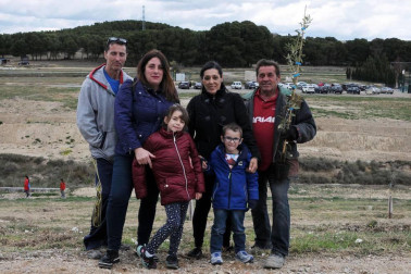La tarde del sábado 6 de abril, los vecinos de Caparroso se reunieron en el Barranco Salado para participar en una nueva edición del Día del Árbol. Una jornada en la que, además de plantar los nuevos ejemplares, las familias disfrutaron de una merienda. El acto corrió a cargo del consistorio local y la apyma del colegio público.
