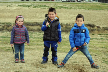 La tarde del sábado 6 de abril, los vecinos de Caparroso se reunieron en el Barranco Salado para participar en una nueva edición del Día del Árbol. Una jornada en la que, además de plantar los nuevos ejemplares, las familias disfrutaron de una merienda. El acto corrió a cargo del consistorio local y la apyma del colegio público.