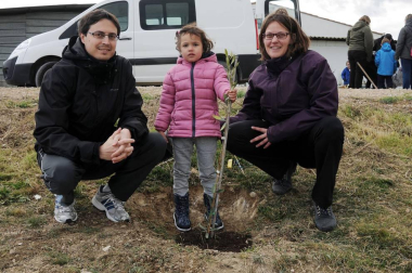 La tarde del sábado 6 de abril, los vecinos de Caparroso se reunieron en el Barranco Salado para participar en una nueva edición del Día del Árbol. Una jornada en la que, además de plantar los nuevos ejemplares, las familias disfrutaron de una merienda. El acto corrió a cargo del consistorio local y la apyma del colegio público.
