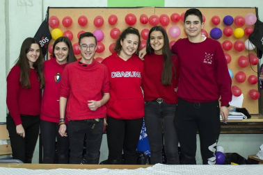 La VII Jornada de Solidaridad del colegio del Puy de Estella reunió el 5 de abril a alumnado, profesorado, familias y amigos de este centro en las instalaciones educativas para participar en un intenso programa de actividades gracias al cual se consiguieron recuadar fondos para poner en marcha un proyecto de ayuda en Kiongwani (Kenia).