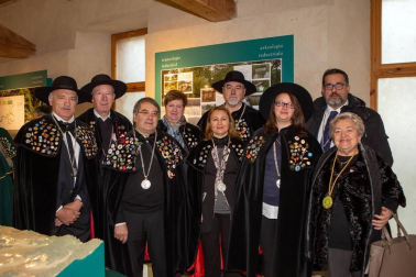 El domingo 7 de abril, la Cofradía del Relleno de Navarra celebró su XIV Capítulo , acto en el que reunió a cofrades de Honor, cofrades de Mérito, cofrades Numerarios y autoridades en el Batán de Villava. Además, representantes de otras 25 cofradías, nacionales e internacionales, acompañaron a esta agrupación gastronómica, en un día de fiesta que contó con la participación de la coral Atarrabia Abesbatza y un gran almuerzo para los presentes.