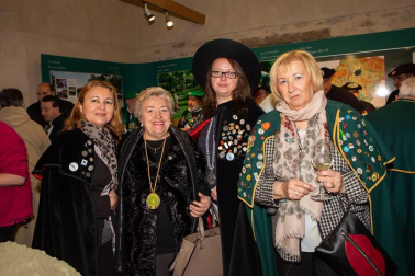 El domingo 7 de abril, la Cofradía del Relleno de Navarra celebró su XIV Capítulo , acto en el que reunió a cofrades de Honor, cofrades de Mérito, cofrades Numerarios y autoridades en el Batán de Villava. Además, representantes de otras 25 cofradías, nacionales e internacionales, acompañaron a esta agrupación gastronómica, en un día de fiesta que contó con la participación de la coral Atarrabia Abesbatza y un gran almuerzo para los presentes.