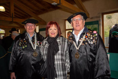 El domingo 7 de abril, la Cofradía del Relleno de Navarra celebró su XIV Capítulo , acto en el que reunió a cofrades de Honor, cofrades de Mérito, cofrades Numerarios y autoridades en el Batán de Villava. Además, representantes de otras 25 cofradías, nacionales e internacionales, acompañaron a esta agrupación gastronómica, en un día de fiesta que contó con la participación de la coral Atarrabia Abesbatza y un gran almuerzo para los presentes.