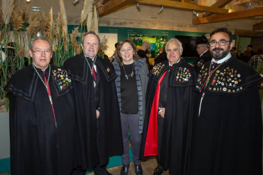 El domingo 7 de abril, la Cofradía del Relleno de Navarra celebró su XIV Capítulo , acto en el que reunió a cofrades de Honor, cofrades de Mérito, cofrades Numerarios y autoridades en el Batán de Villava. Además, representantes de otras 25 cofradías, nacionales e internacionales, acompañaron a esta agrupación gastronómica, en un día de fiesta que contó con la participación de la coral Atarrabia Abesbatza y un gran almuerzo para los presentes.