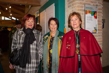 El domingo 7 de abril, la Cofradía del Relleno de Navarra celebró su XIV Capítulo , acto en el que reunió a cofrades de Honor, cofrades de Mérito, cofrades Numerarios y autoridades en el Batán de Villava. Además, representantes de otras 25 cofradías, nacionales e internacionales, acompañaron a esta agrupación gastronómica, en un día de fiesta que contó con la participación de la coral Atarrabia Abesbatza y un gran almuerzo para los presentes.