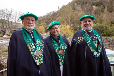 El domingo 7 de abril, la Cofradía del Relleno de Navarra celebró su XIV Capítulo , acto en el que reunió a cofrades de Honor, cofrades de Mérito, cofrades Numerarios y autoridades en el Batán de Villava. Además, representantes de otras 25 cofradías, nacionales e internacionales, acompañaron a esta agrupación gastronómica, en un día de fiesta que contó con la participación de la coral Atarrabia Abesbatza y un gran almuerzo para los presentes.