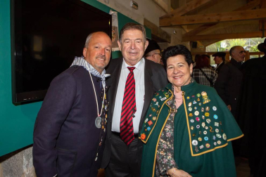 El domingo 7 de abril, la Cofradía del Relleno de Navarra celebró su XIV Capítulo , acto en el que reunió a cofrades de Honor, cofrades de Mérito, cofrades Numerarios y autoridades en el Batán de Villava. Además, representantes de otras 25 cofradías, nacionales e internacionales, acompañaron a esta agrupación gastronómica, en un día de fiesta que contó con la participación de la coral Atarrabia Abesbatza y un gran almuerzo para los presentes.
