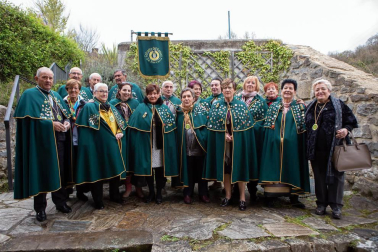 El domingo 7 de abril, la Cofradía del Relleno de Navarra celebró su XIV Capítulo , acto en el que reunió a cofrades de Honor, cofrades de Mérito, cofrades Numerarios y autoridades en el Batán de Villava. Además, representantes de otras 25 cofradías, nacionales e internacionales, acompañaron a esta agrupación gastronómica, en un día de fiesta que contó con la participación de la coral Atarrabia Abesbatza y un gran almuerzo para los presentes.