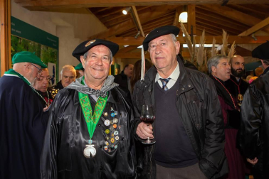 El domingo 7 de abril, la Cofradía del Relleno de Navarra celebró su XIV Capítulo , acto en el que reunió a cofrades de Honor, cofrades de Mérito, cofrades Numerarios y autoridades en el Batán de Villava. Además, representantes de otras 25 cofradías, nacionales e internacionales, acompañaron a esta agrupación gastronómica, en un día de fiesta que contó con la participación de la coral Atarrabia Abesbatza y un gran almuerzo para los presentes.