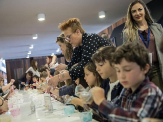 El Palacio de Congresos y Auditorio Baluarte de Pamplona acoge del 12 al 14 de abril una feria con todo tipo de actividades para la familia.