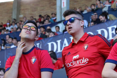 Fotos del búscate en la grada del Osasuna - Deportivo