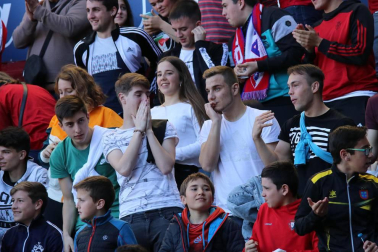 Fotos del búscate en la grada del Osasuna - Deportivo