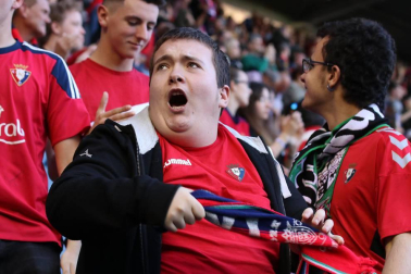 Fotos del búscate en la grada del Osasuna - Deportivo