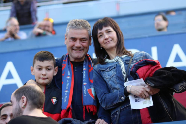 Fotos del búscate en la grada del Osasuna - Deportivo