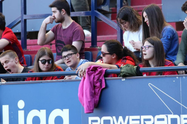 Fotos del búscate en la grada del Osasuna - Deportivo