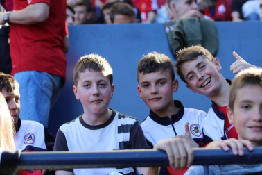 Fotos del búscate en la grada del Osasuna - Deportivo