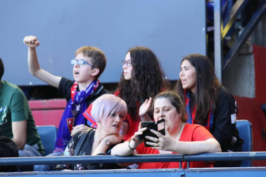Fotos del búscate en la grada del Osasuna - Deportivo