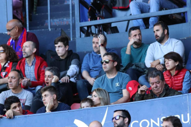 Fotos del búscate en la grada del Osasuna - Deportivo
