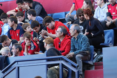 Fotos del búscate en la grada del Osasuna - Deportivo