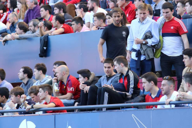 Fotos del búscate en la grada del Osasuna - Deportivo