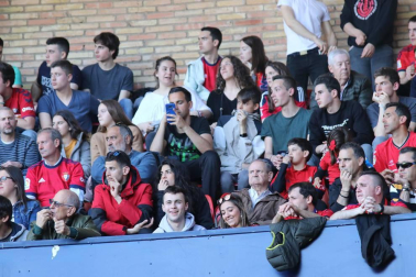 Fotos del búscate en la grada del Osasuna - Deportivo