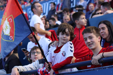 Fotos del búscate en la grada del Osasuna - Deportivo