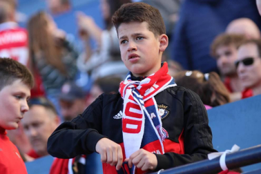 Fotos del búscate en la grada del Osasuna - Deportivo