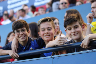 Fotos del búscate en la grada del Osasuna - Deportivo