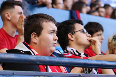 Fotos del búscate en la grada del Osasuna - Deportivo