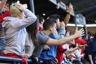 Fotos del búscate en la grada del Osasuna - Deportivo