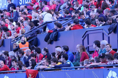 Fotos del búscate en la grada del Osasuna - Deportivo