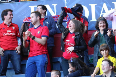 Fotos del búscate en la grada del Osasuna - Deportivo