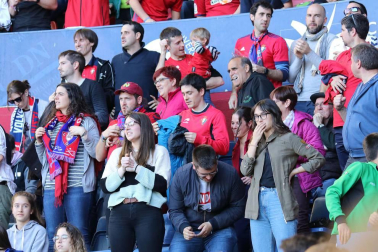 Fotos del búscate en la grada del Osasuna - Deportivo
