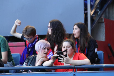 Fotos del búscate en la grada del Osasuna - Deportivo
