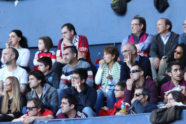 Fotos del búscate en la grada del Osasuna - Deportivo