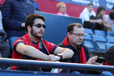 Fotos del búscate en la grada del Osasuna - Deportivo