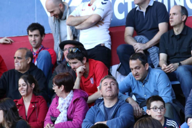 Fotos del búscate en la grada del Osasuna - Deportivo