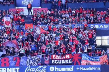 Fotos del búscate en la grada del Osasuna - Deportivo