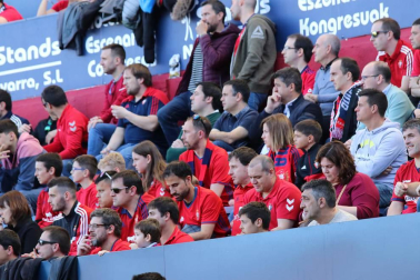 Fotos del búscate en la grada del Osasuna - Deportivo