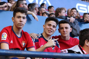 Fotos del búscate en la grada del Osasuna - Deportivo