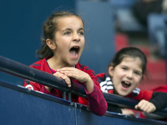 Fotos del búscate en la grada del Osasuna Femenino-Alavés