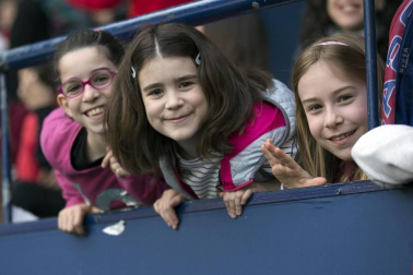 Fotos del búscate en la grada del Osasuna Femenino-Alavés