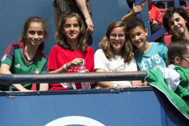 Fotos del búscate en la grada del Osasuna Femenino-Alavés